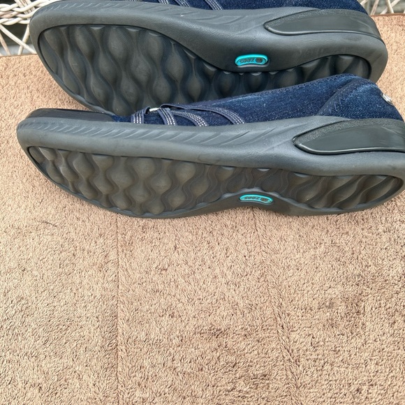 Bzees flats. Size 8. Denim material on outside. Slightly used on inside. - Picture 3 of 7